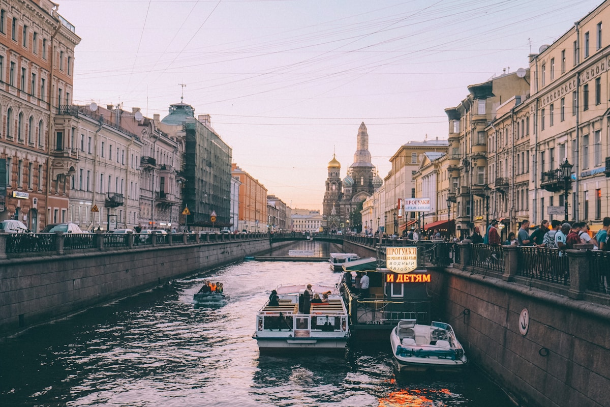 Канал в историческом центре Санкт-Петербурга